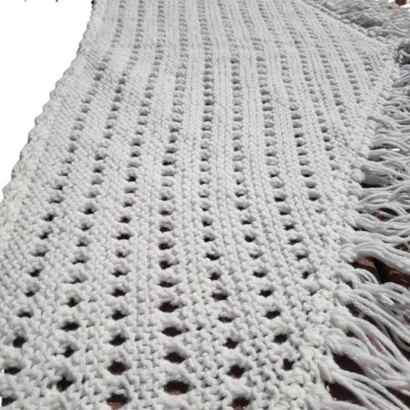 VINTAGE 70s Shawl Crochet Fringed Triangle Handmade Off White Scarf - Picture 4 of 9